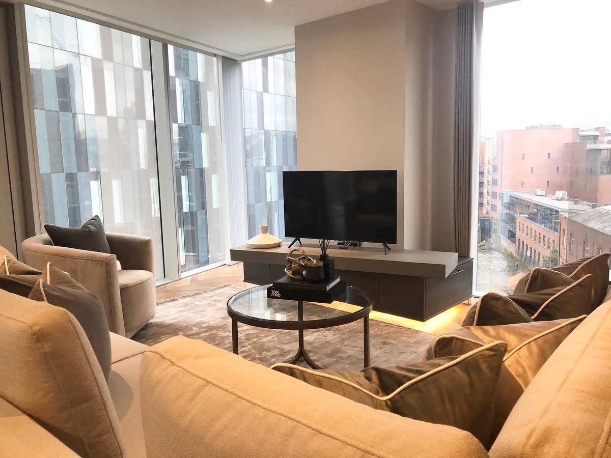 Absolutely love this stunning bespoke floating media unit paired with a huge custom hand built sofa that all come together to form the ultimate luxury living space for our client @deansgatesquare #manchester #showhome #showhomeinteriors #showhomeinteriordesign #sbs #KingOf