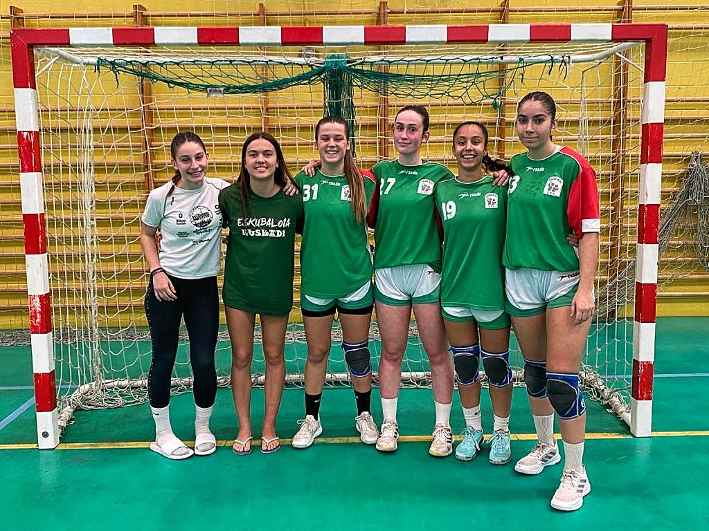 🔊 CONVOCATORIA
🤾‍♀️ Nuestras #GuerrerasZuazotarras cadetes Maria Machado y Janiere Masside y las juveniles Ixone García, Miren Llorente, Iraide Marcos y Oihane Narvaiza con las #EuskalSelekzioak de @EEF_FVascaBM que preparan el #CESABM2023 Zorionak neskak! 👏👏👏
#ZuazoGara