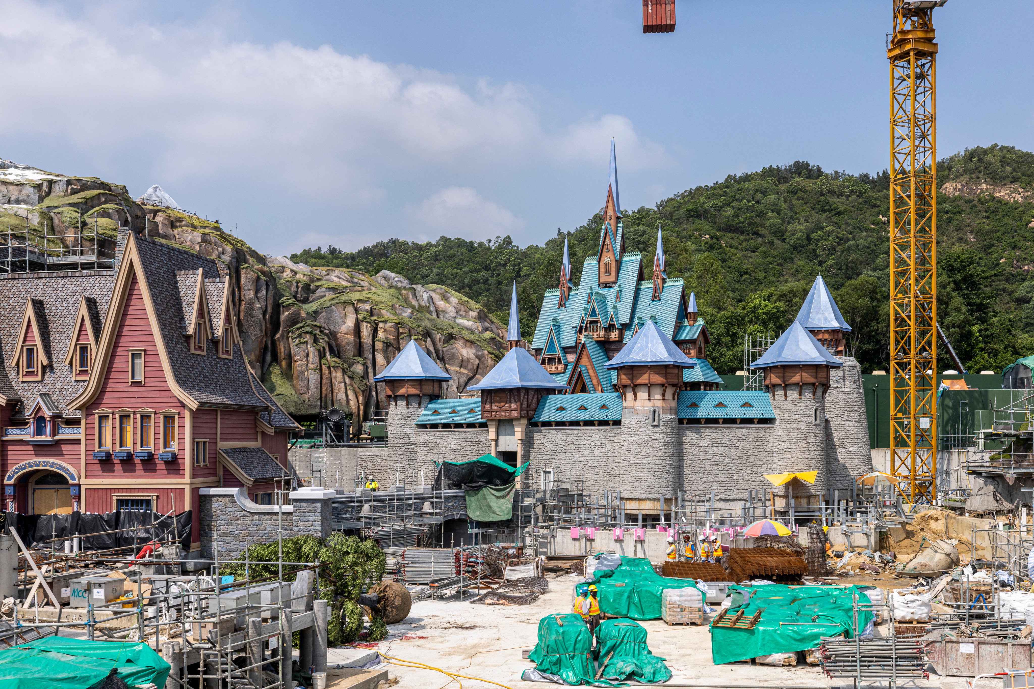 World of Frozen [Hong Kong Disneyland - 2023] - Page 7 FglZVXHXEAEa4j_?format=jpg&name=4096x4096