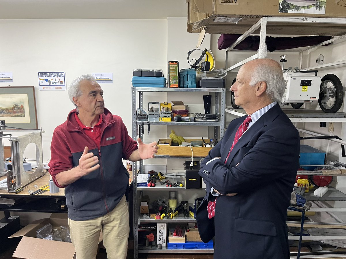 VRIUNAL's tweet photo. Visita de Jim Freedman de la @MIT_TLO @mit al laboratorio de Física Nuclear de la @UNALOficial @CienciasUNALBog (@nuclear_gfnun). Es emocionante ver las explicaciones del profesor Fernando Cristancho (@FernandoCrMj) en el tema de detección usando física nuclear.#ITEMunal https://t.co/8l1u0mEH1D