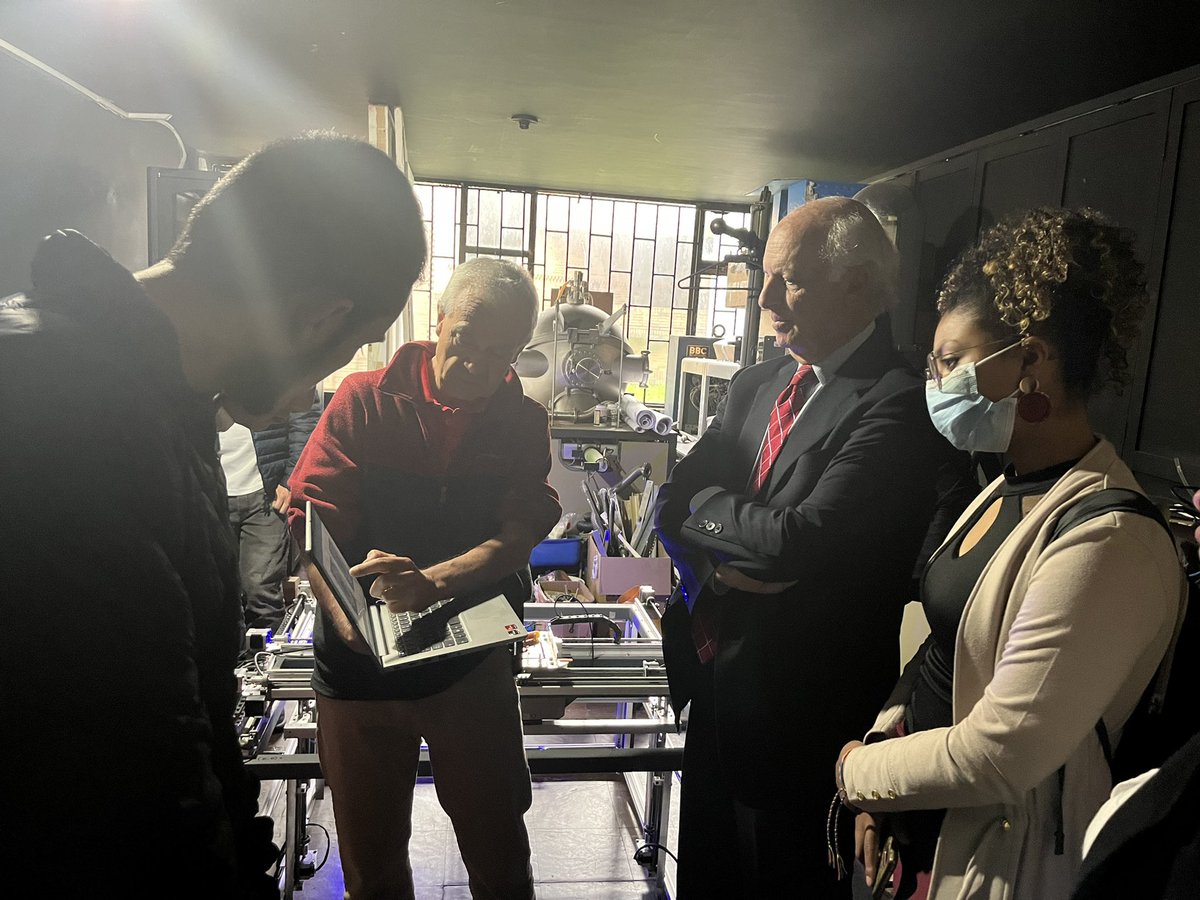 VRIUNAL's tweet photo. Visita de Jim Freedman de la @MIT_TLO @mit al laboratorio de Física Nuclear de la @UNALOficial @CienciasUNALBog (@nuclear_gfnun). Es emocionante ver las explicaciones del profesor Fernando Cristancho (@FernandoCrMj) en el tema de detección usando física nuclear.#ITEMunal https://t.co/8l1u0mEH1D