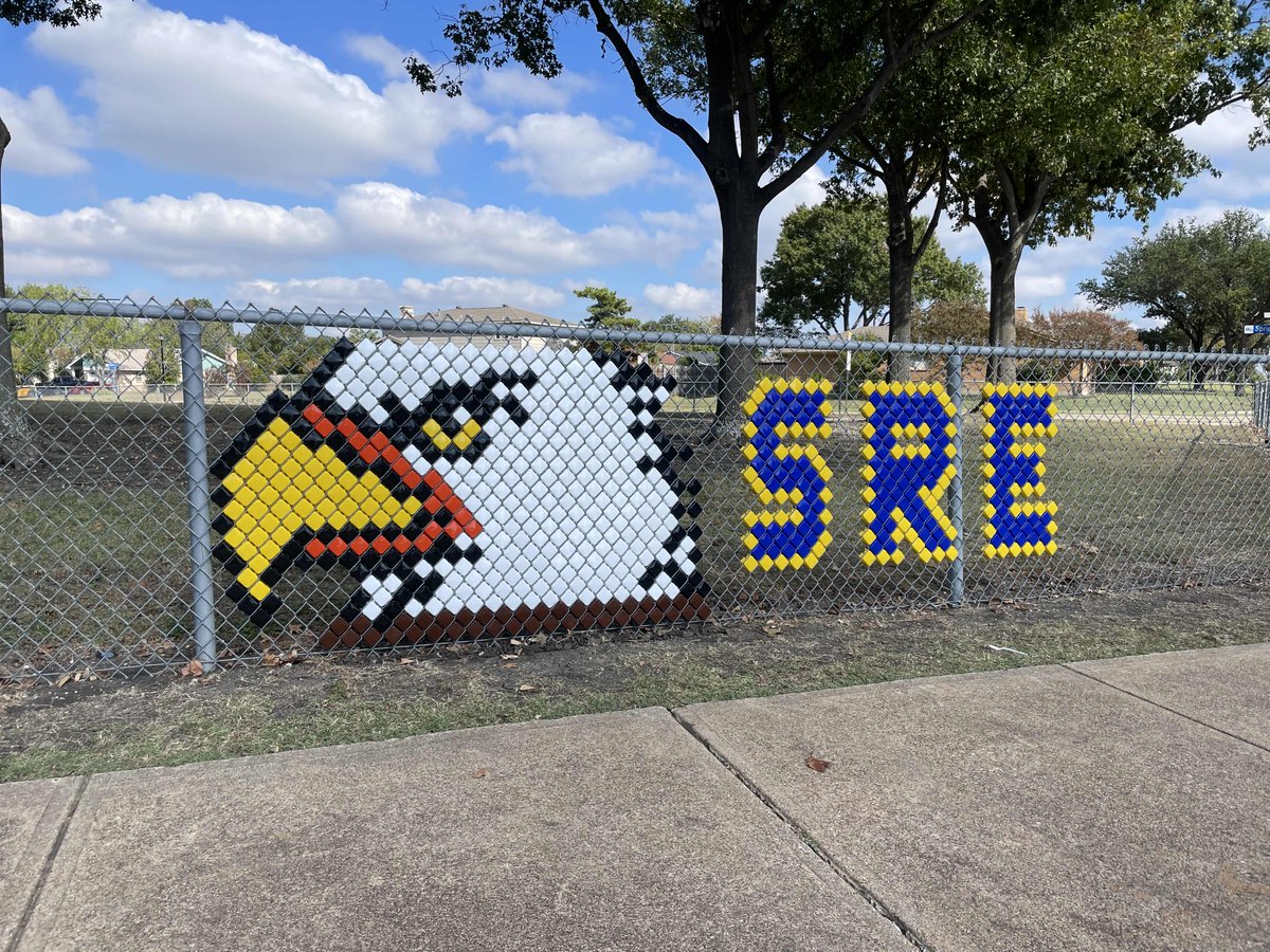 sre_pta's tweet photo. From our 🍁Fall Fundraiser🍁 SRE PTA was able to decorate the school fence, as well as provide each grade level with their own set of recess equipment! Thank you to all of our wonderful Springridge Families. https://t.co/bA1YtriZGn