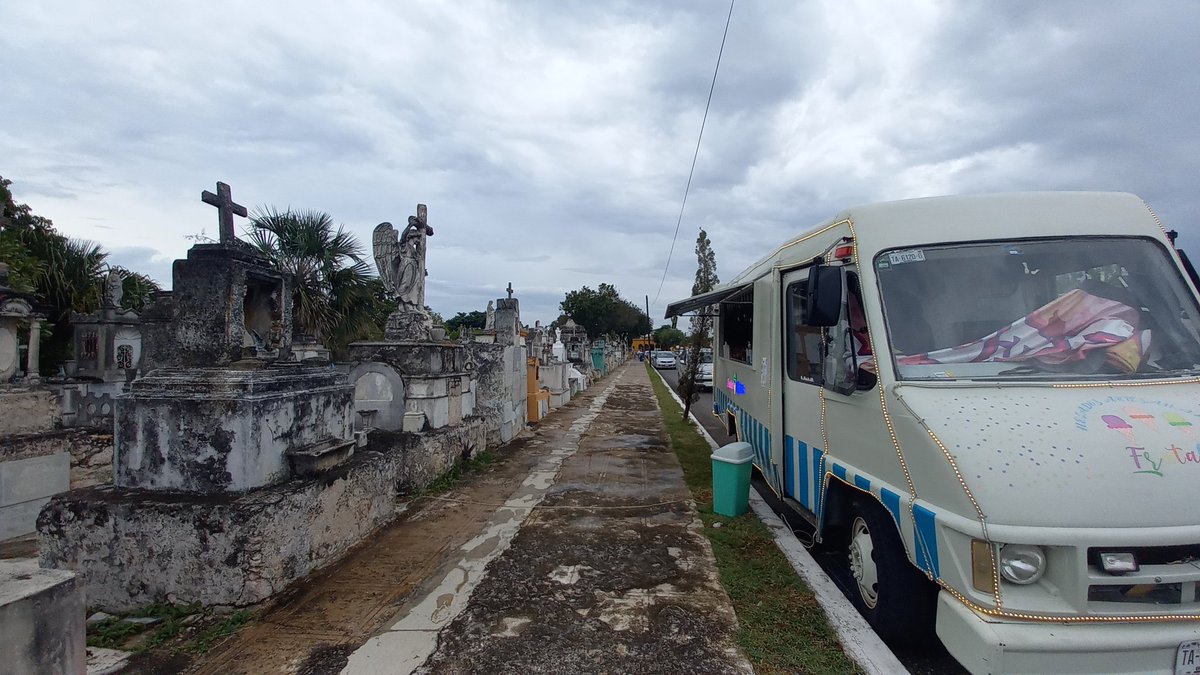 IrisCeballos's tweet photo. Por qué no? Un lindo y festivo carrito de helados en el Cementerio General. https://t.co/mAJ2Rfk1Wo