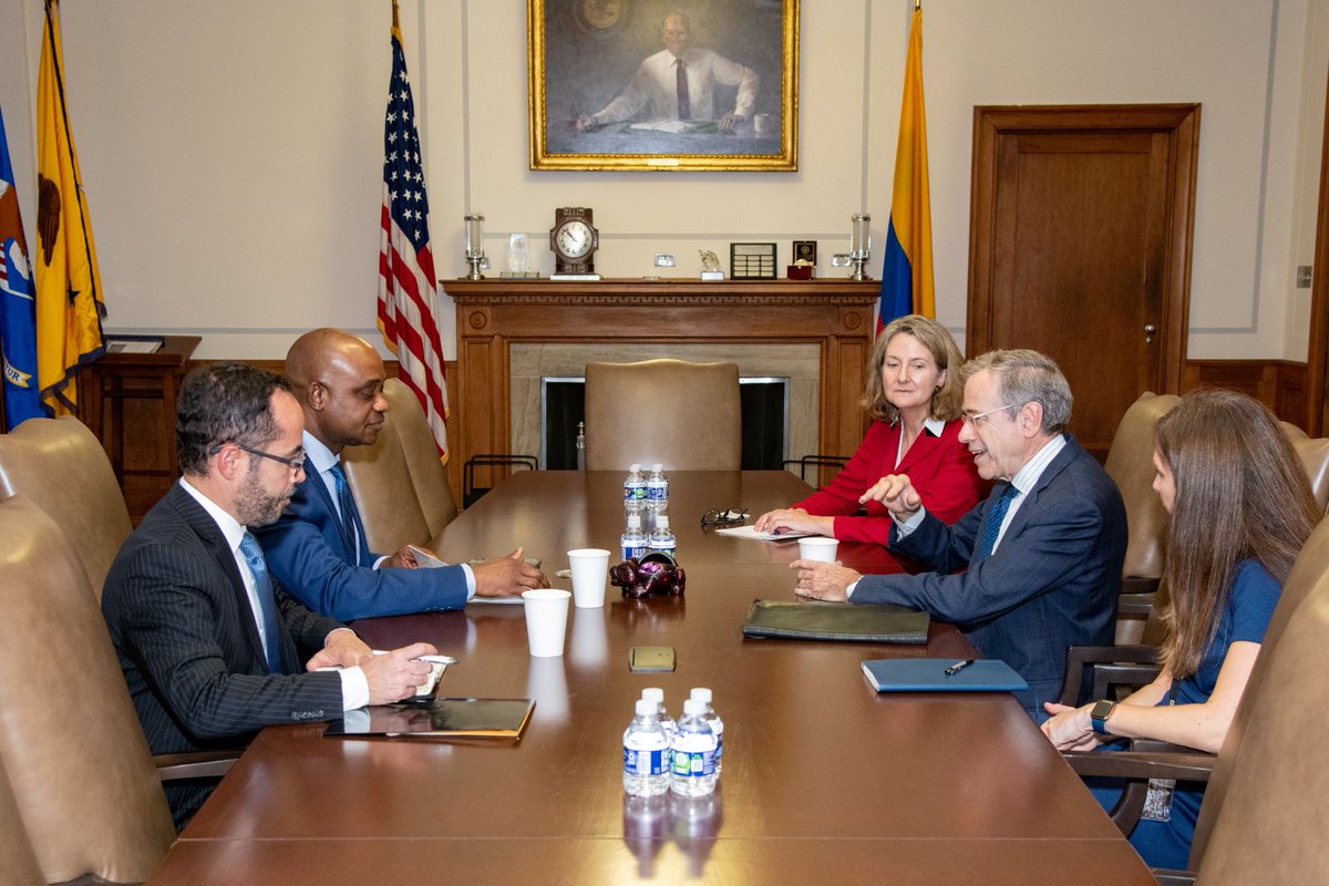 .@DOJCrimDiv AAG Kenneth Polite, DAAG Bruce Swartz, & DAAG Jennifer Hodge were pleased to meet with Colombian Ambassador to the U.S. Luis Gilberto Murillo-Urrutia & discussed enhancing ongoing cooperation & expanding our work on rural & racial justice & environmental crime.