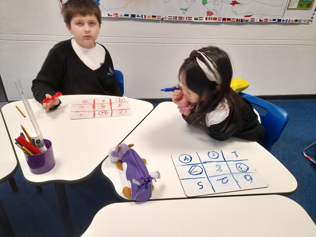 WeaverhamAcade1's tweet photo. Lotto or Eureka! Kingfisher class played bingo 1-10 in french lessons. Un or trois what is the number in English? @NWATrust @LightBulbLangs #bingo #learningnewlanguages #frenchisfun https://t.co/ZKEFUtMgXX
