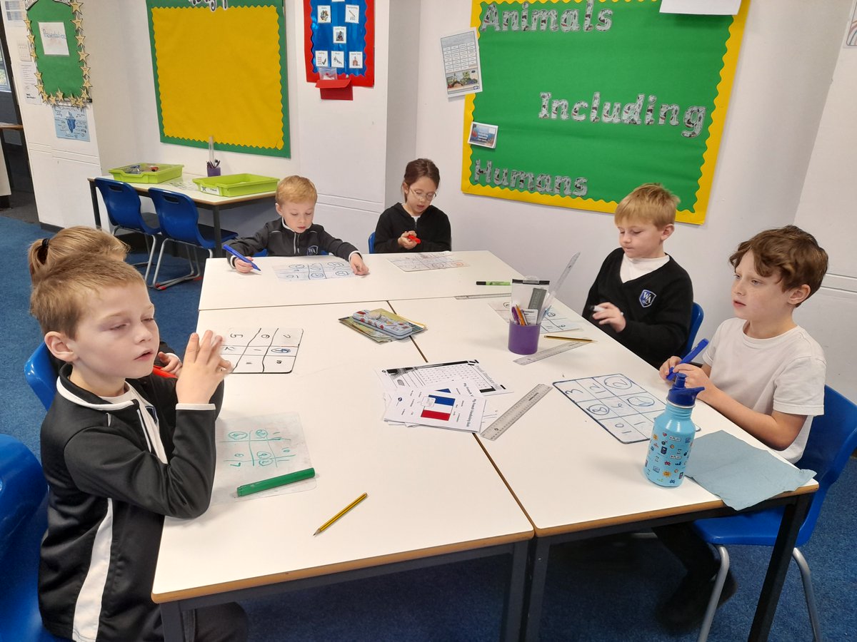 WeaverhamAcade1's tweet photo. Lotto or Eureka! Kingfisher class played bingo 1-10 in french lessons. Un or trois what is the number in English? @NWATrust @LightBulbLangs #bingo #learningnewlanguages #frenchisfun https://t.co/ZKEFUtMgXX
