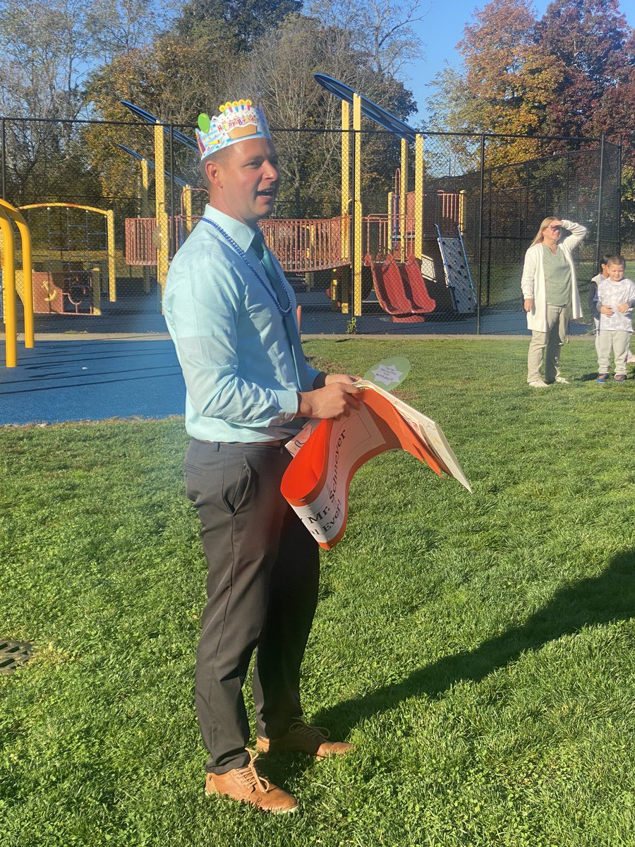 mrscagliano's tweet photo. What do u do when it’s the BEST principal’s birthday?  The whole school surprises him to sing Happy Birthday!!  Thanks @CorinneCitarel1 for organizing!  🎂🎈💙 @EMorichesES @EastMorichesSD @ESchneyer https://t.co/xSXLUjhzL4