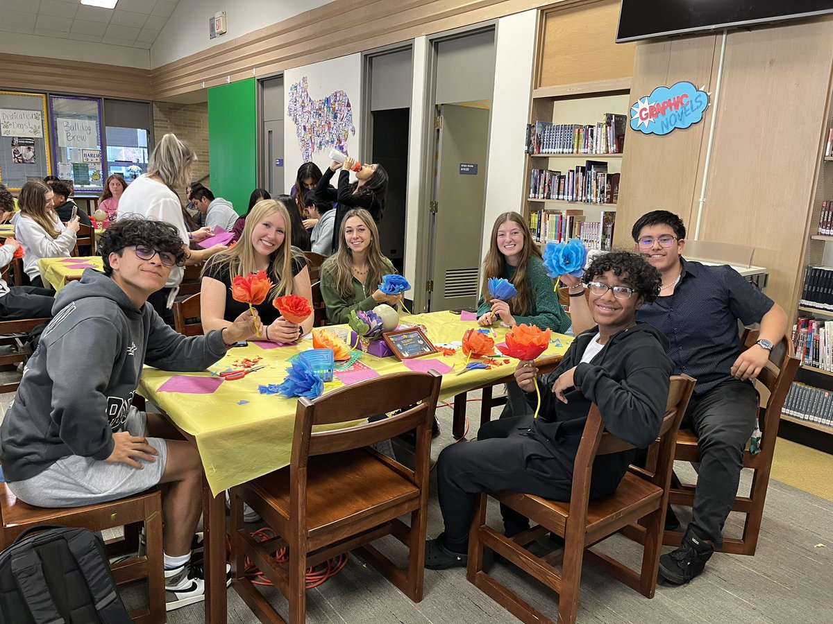 SraNoll's tweet photo. Spent the day in the library today learning more about Day of the Dead, conducting Spanish interviews, and making crafts! 🌸🇲🇽💀@WHSreads @BulldogLife_WHS @senorawheeler https://t.co/d7o41TtRf1