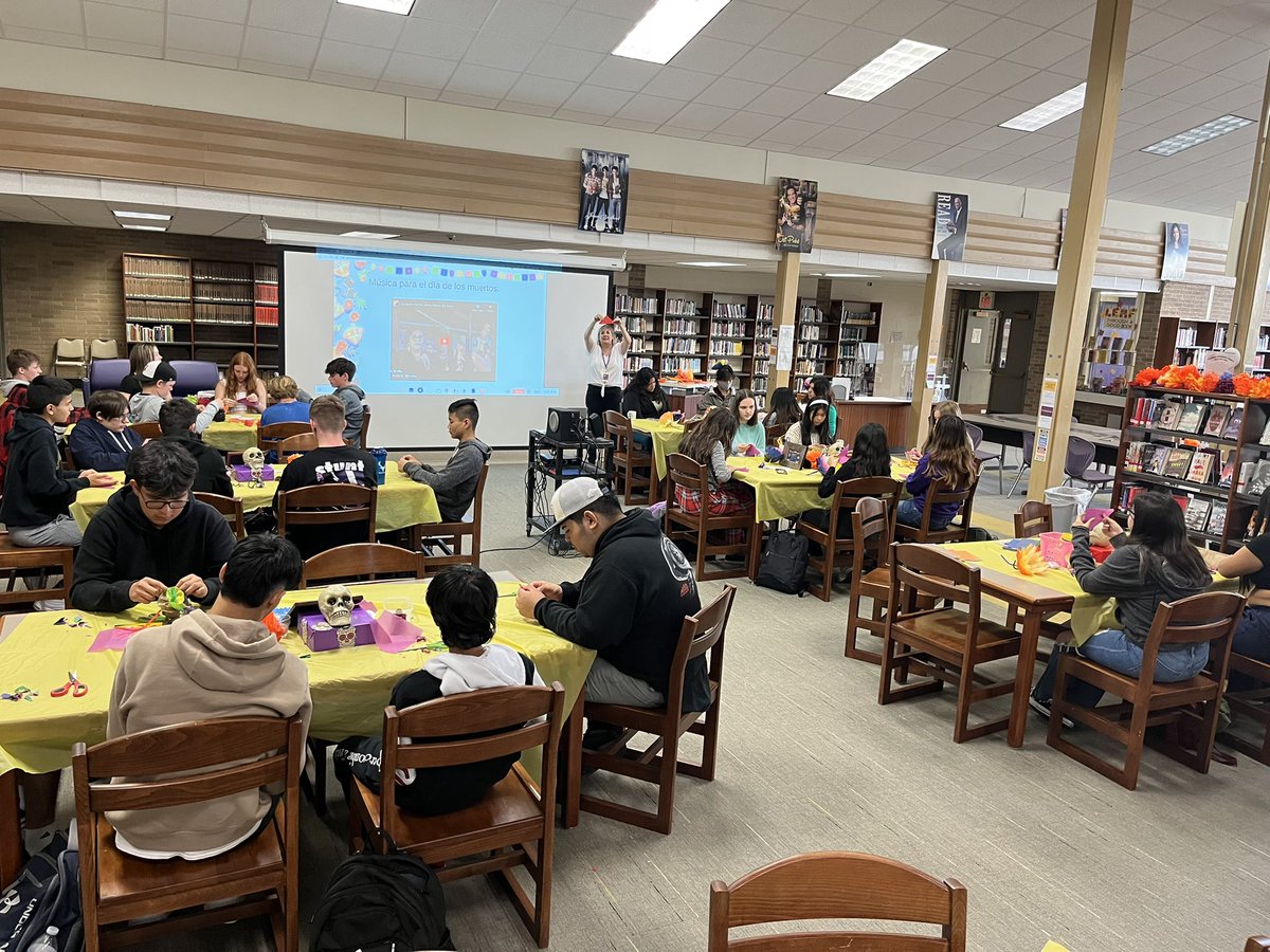 SraNoll's tweet photo. Spent the day in the library today learning more about Day of the Dead, conducting Spanish interviews, and making crafts! 🌸🇲🇽💀@WHSreads @BulldogLife_WHS @senorawheeler https://t.co/d7o41TtRf1