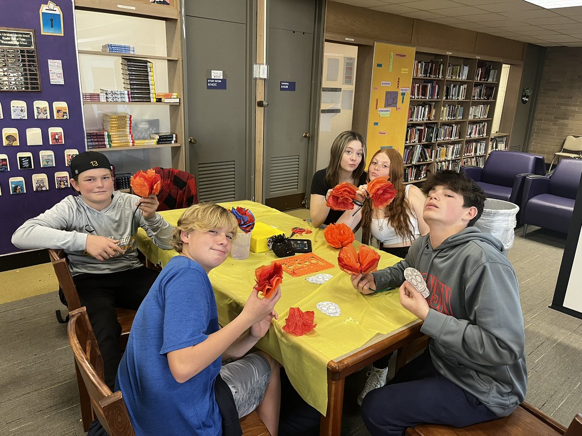 SraNoll's tweet photo. Spent the day in the library today learning more about Day of the Dead, conducting Spanish interviews, and making crafts! 🌸🇲🇽💀@WHSreads @BulldogLife_WHS @senorawheeler https://t.co/d7o41TtRf1