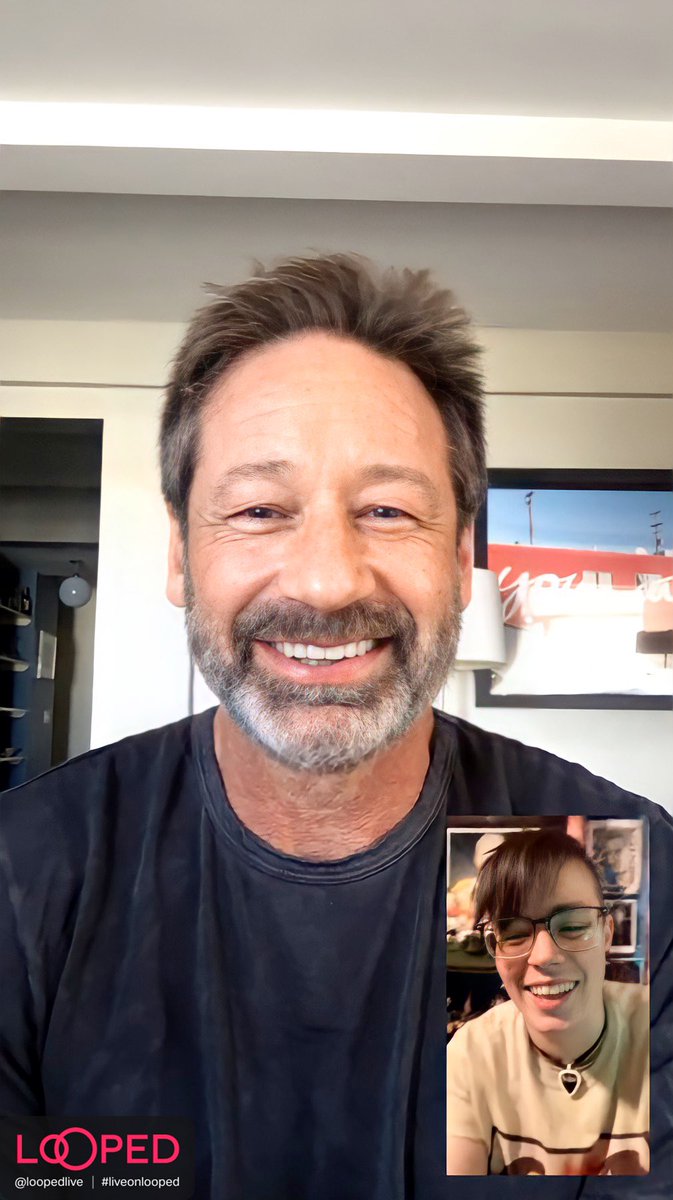 hearteyes4david's tweet photo. Oct 17th was a year for this event but today was the day a year ago that I received this picture from it!! One of the best days ever! David joked about speed dating and we just talked about bullshit for 3 minutes! ππ #DavidDuchovny #Hearteyes #LoopedLive https://t.co/Q3AOUx1xM9