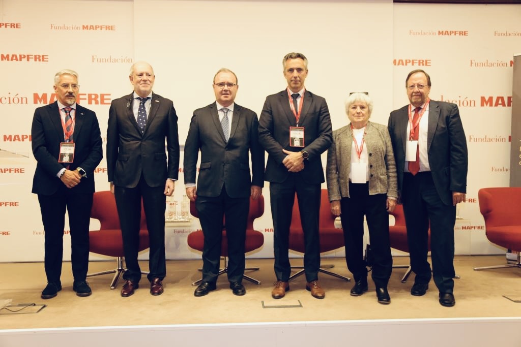 112cmadrid's tweet photo. 🏅 11º congreso de la asociación APICI en el que reconocen el apoyo de la @ComunidadMadrid en protección contra incendios, galardón entregado al viceconsejero @CarlosNovilloPi

#AgentesForestalesCM participan con una ponencia sobre su labor en los incendios forestales.

#ASEM112 https://t.co/lSqyIsCt83