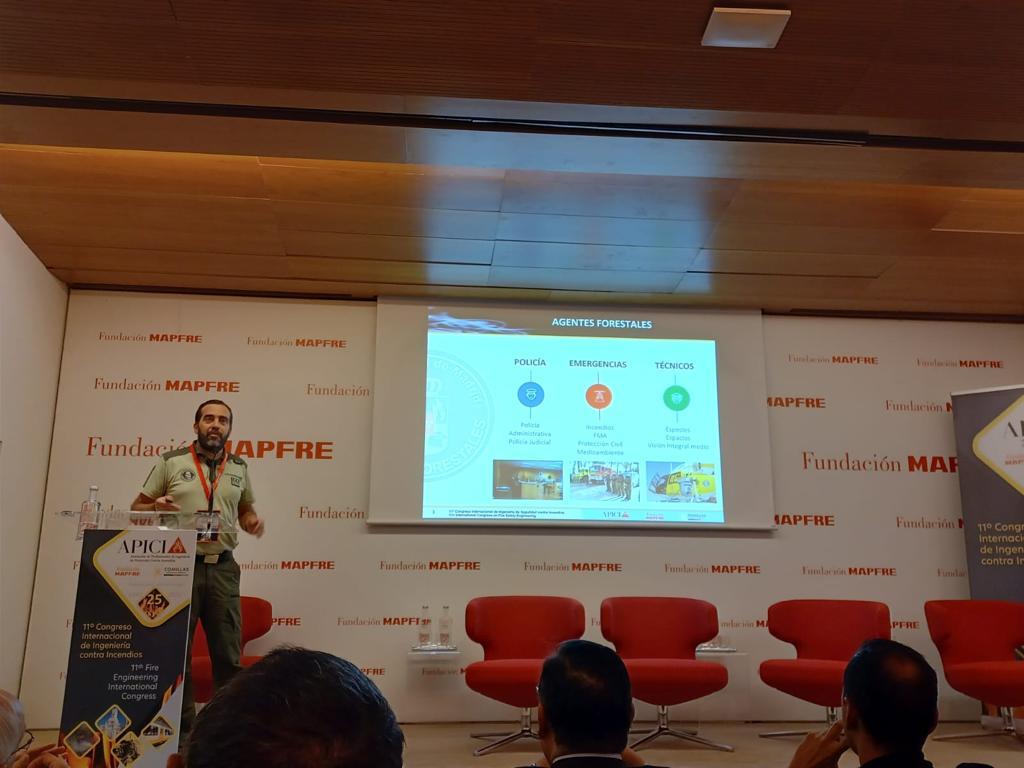 112cmadrid's tweet photo. 🏅 11º congreso de la asociación APICI en el que reconocen el apoyo de la @ComunidadMadrid en protección contra incendios, galardón entregado al viceconsejero @CarlosNovilloPi

#AgentesForestalesCM participan con una ponencia sobre su labor en los incendios forestales.

#ASEM112 https://t.co/lSqyIsCt83