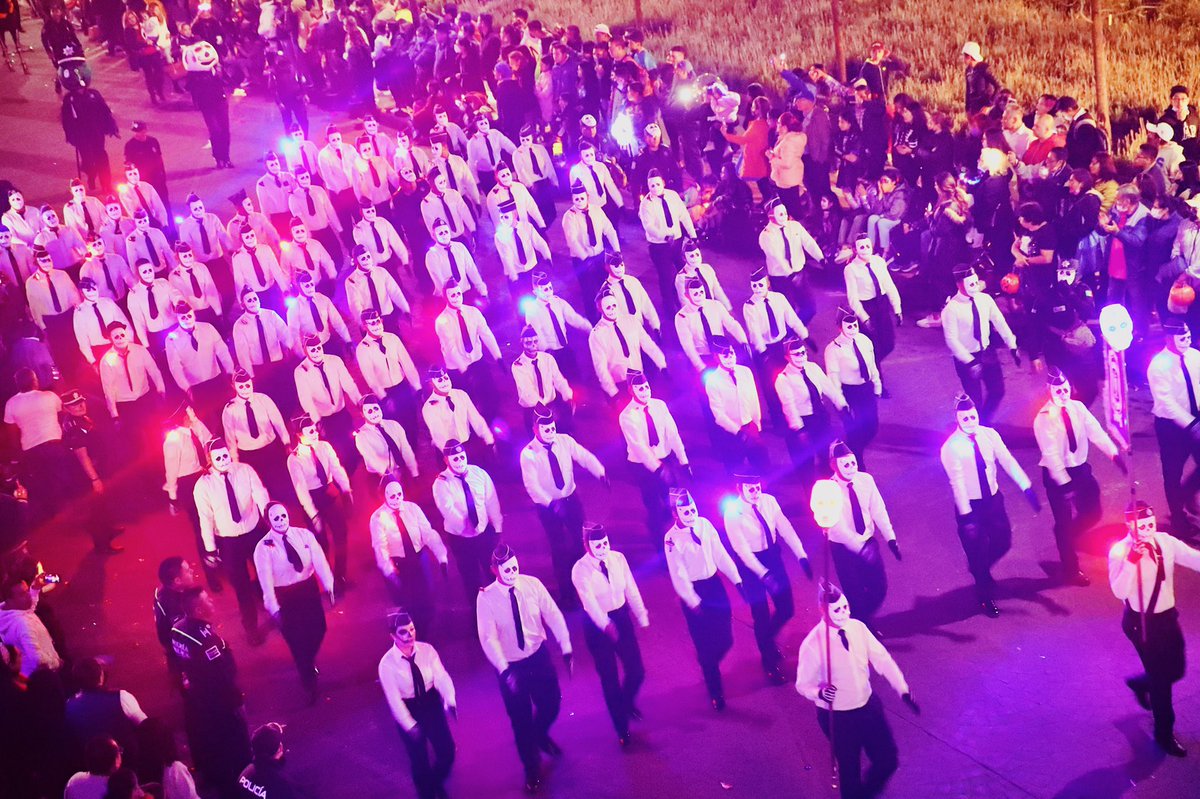 RaymundoMC's tweet photo. La Feria y Festival #Alfeñique2022, ha sido una fiesta que busca la unidad y la reconstrucción del #TejidoSocial. Llevamos a cabo nuestro tradicional Desfile #Catrineando2022, más de 20,000 personas desfilando y 30,000 espectadores, representaron nuestra cultura como toluqueños. https://t.co/OdPL1bW9Tj
