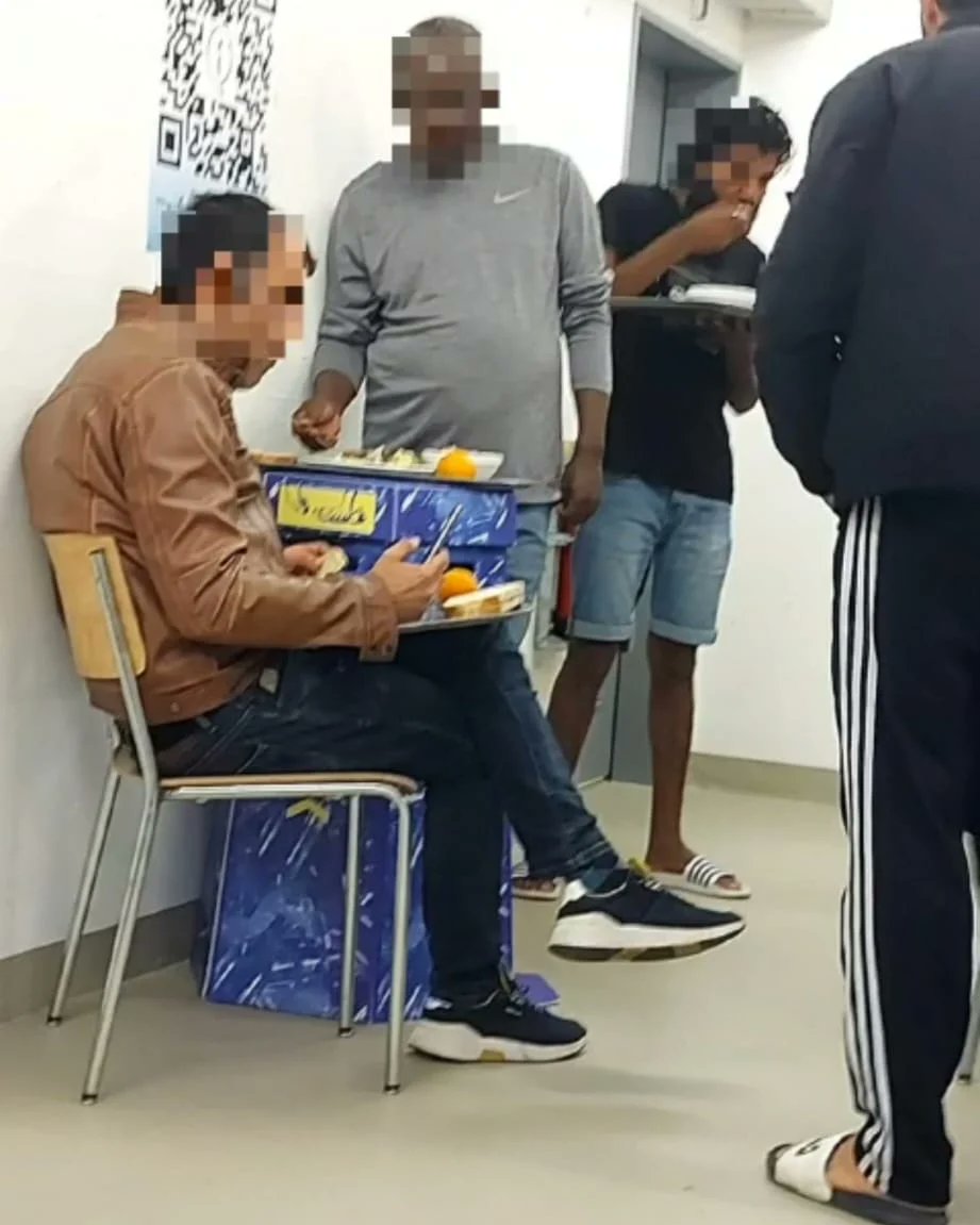 MigrantRota's tweet photo. Neue Video, Fotos und Statement von dem Bunker in Allschwil.

Hört ihr uns?
Hört ihr Menschen, die nonstop husten?
Seit 15 Tagen sind wir im Bunker in Allschwil. Seit 6 Tagen haben wir kein warmes Wasser, mit dem wir duschen können. Wir bekommen immer wenig und schlechtes Essen.+ https://t.co/pDmoiKAcUX