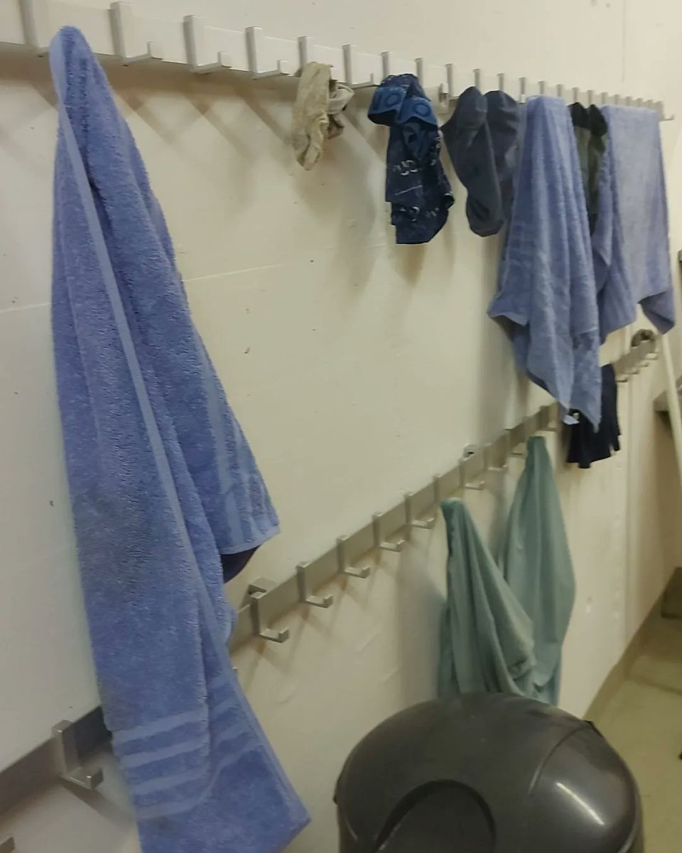 MigrantRota's tweet photo. Neue Video, Fotos und Statement von dem Bunker in Allschwil.

Hört ihr uns?
Hört ihr Menschen, die nonstop husten?
Seit 15 Tagen sind wir im Bunker in Allschwil. Seit 6 Tagen haben wir kein warmes Wasser, mit dem wir duschen können. Wir bekommen immer wenig und schlechtes Essen.+ https://t.co/pDmoiKAcUX