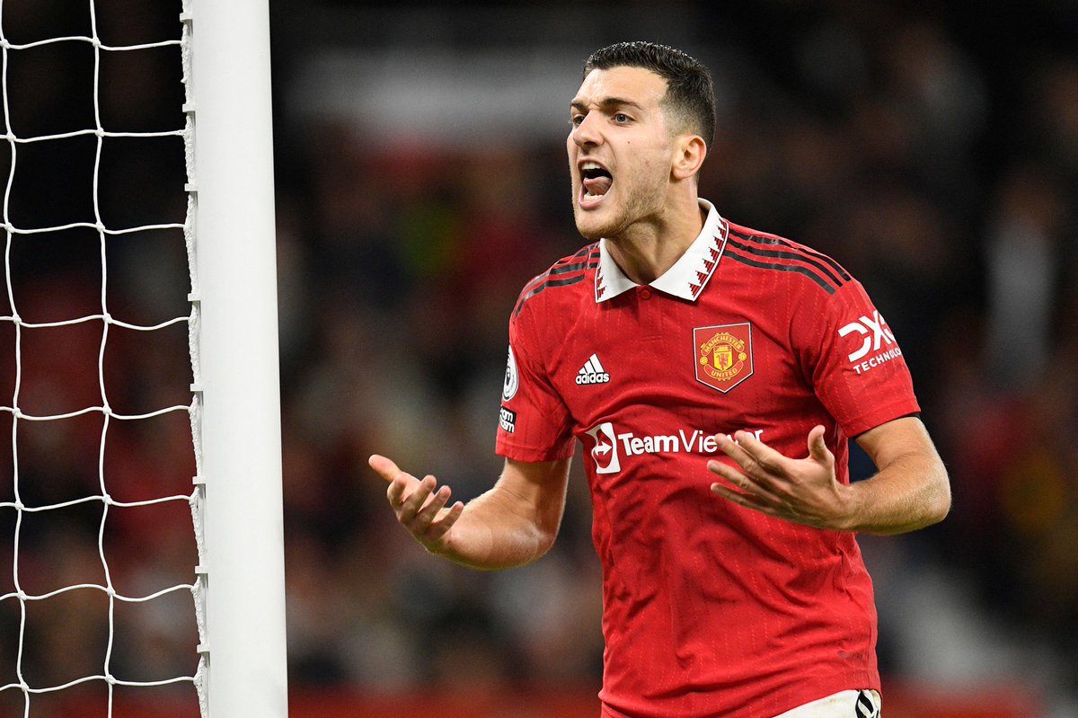 FabrizioRomano's tweet photo. Erik ten Hag on Diogo Dalot: “I hope he keeps progressing, not only stick to this level. We're really happy with the development of Diogo”. 🔴 #MUFC @utdreport

“New right back? I know every club at the top level always needs backup and competition”, ten Hag added. https://t.co/LAmqs5cNZC
