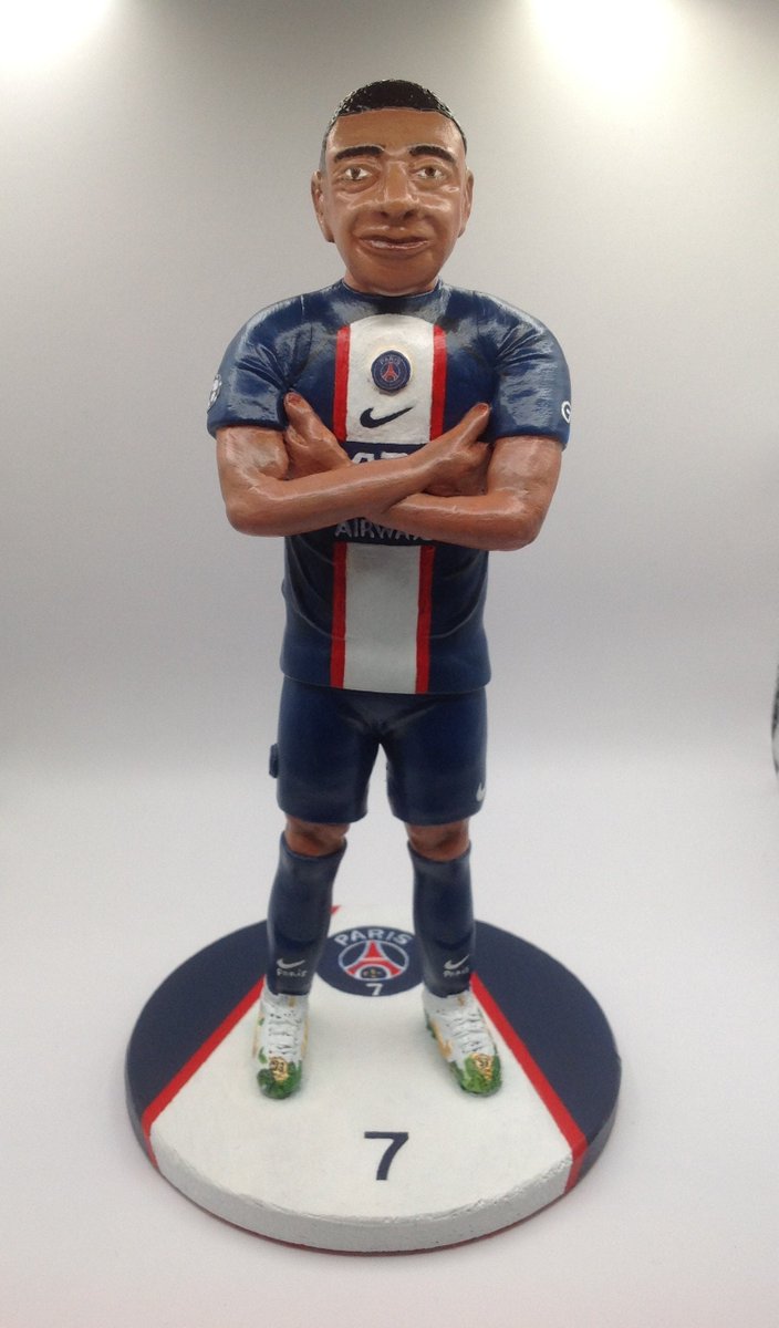 fdmnumber2's tweet photo. Disponible dans ma #boutiqueetsy : Kylian MBappé, Paris Saint-Germain, Football, Ligue 1, Figurine, argile polymére, socle bois, PSG, cadeaux, anniversaire, noël, fait main https://t.co/0TTiXtX14D #juvpsg #ChampionsLeague #psg #kylianmbappé https://t.co/ZGSCopKhB3
