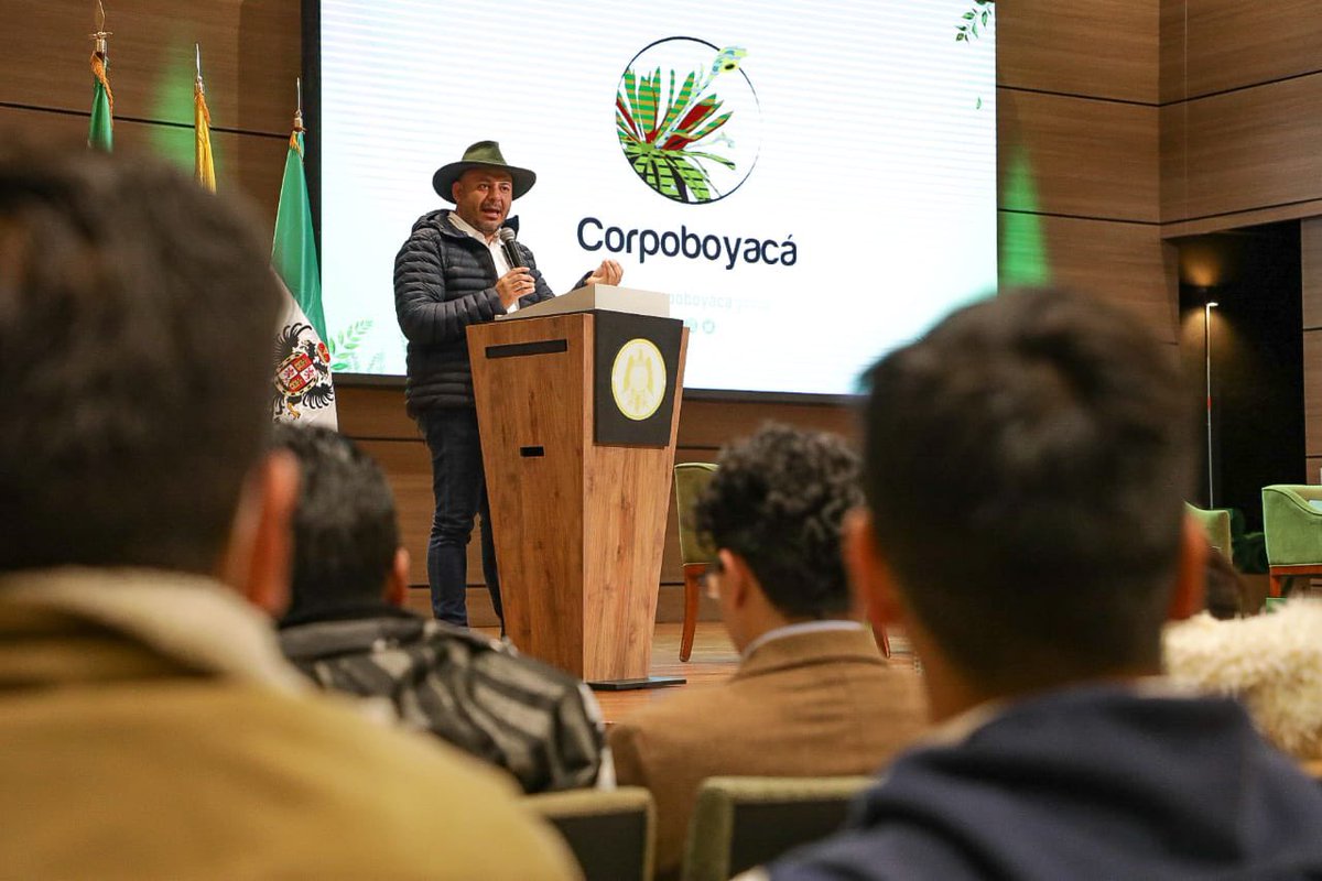 Corpoboyaca's tweet photo. #AEstaHora lanzamiento de la cartilla #EcologíaPolítica, volumen 2,  con presencia del director de @Corpoboyaca, @HermanAmayaT; Fabio Muñoz de @ParquesColombia; Zoraida Fajardo de @PnudColombia; @giovanyviasus    de @GobBoyaca. https://t.co/jREllyBnY5