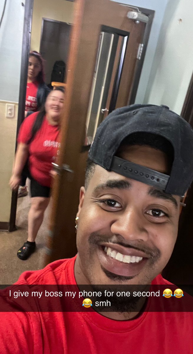 I give my boss my phone for 1 second and this light skinned Nigga spammed my shit with selfies 😂😂😂