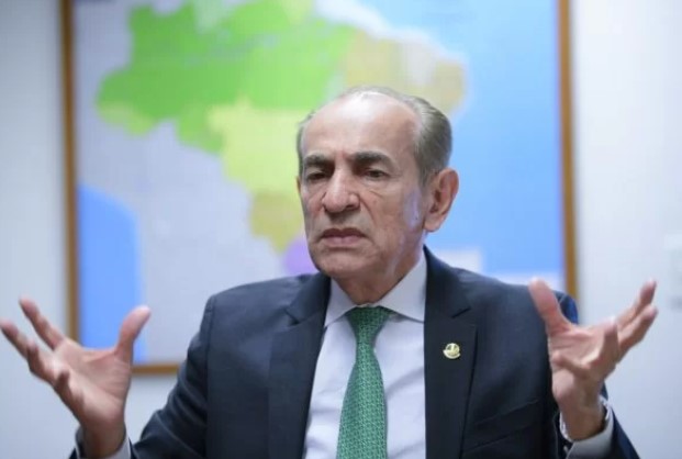 Metropoles's tweet photo. Relator do Orçamento não vê espaço para reajuste de salário e auxílio de R$ 600.

Senador Marcelo Castro (MDB-PI) defende que governo eleito apresente soluções para garantir promessas de campanha feitas por Lula (PT). #Eleições2022

Leia: https://t.co/HqFYxwmiSu https://t.co/M8tn4oUz9O