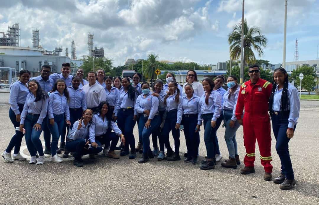 PlataChacon's tweet photo. ✅🤓 El Centro Petroquímico realiza visita pedagógica a las instalaciones de nuestro aliado @ECOPETROL_SA , nuestros aprendices recibieron transferencia de conocimiento en temas relacionados con los procesos administrativos, y charla sobre Los Habilitadores de la Excelencia. 🤩👏 https://t.co/hi7M1sjOfa