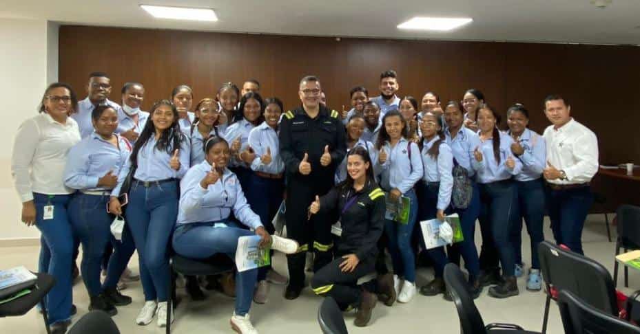 PlataChacon's tweet photo. ✅🤓 El Centro Petroquímico realiza visita pedagógica a las instalaciones de nuestro aliado @ECOPETROL_SA , nuestros aprendices recibieron transferencia de conocimiento en temas relacionados con los procesos administrativos, y charla sobre Los Habilitadores de la Excelencia. 🤩👏 https://t.co/hi7M1sjOfa