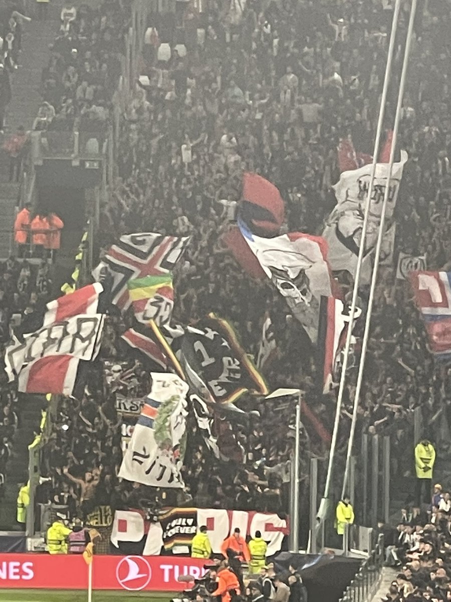 AroundTurin's tweet photo. Fun fact. PSG fans at the Stadium can use large flags, flares and drums which are NOT allowed to Juve fans. https://t.co/h5fcqxPPFM