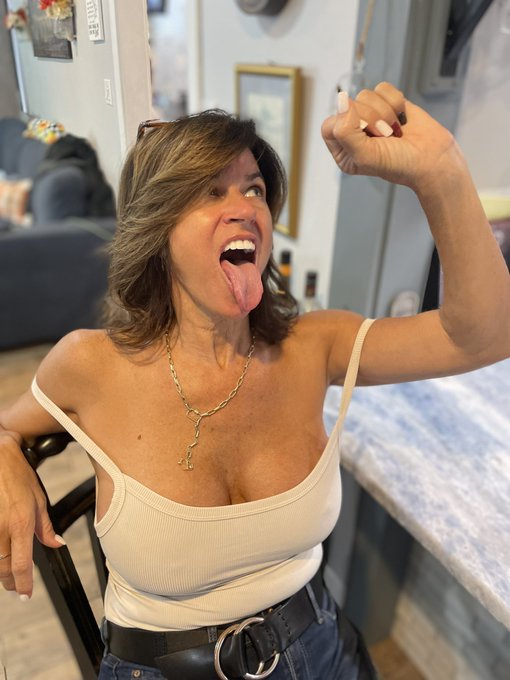 How I demolish an ice cream cone! Or . . . Cum see. https://t.co/NA55D7SwfW