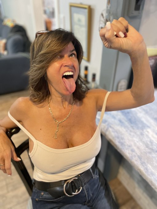 How I demolish an ice cream cone! Or . . . Cum see. https://t.co/NA55D7SwfW