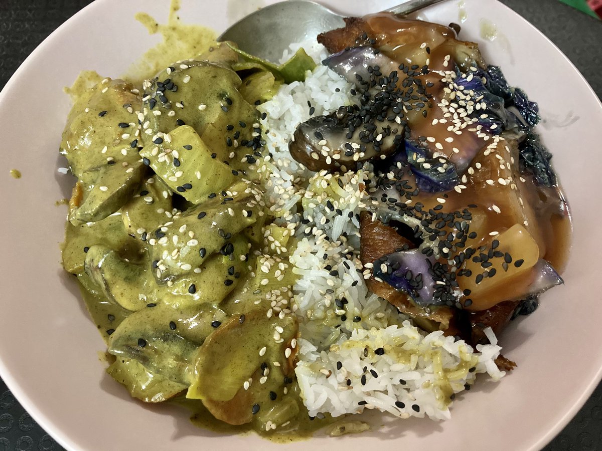 Bicolinchen's tweet photo. Guck noch ein bisschen #DaKommstDuNieDrauf mit. 
Dazu Bananencurry mit Hühnchen und süßsaure Ente von der Vegefarm. 🤤🤤

#vegan #govegan #dkdnd #bicolicious https://t.co/gXo2irHYDs