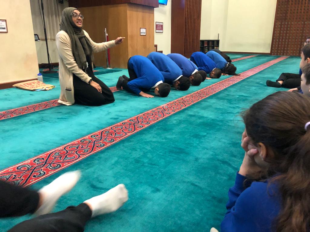 5tJohnsTower's tweet photo. We had a fantastic trip to East London Mosque today. We loved seeing the prayer halls, the bee hives, the ablutions room and the  Qur’an. #5pillarsofislam #educationalvisit @elondonmosque https://t.co/hIlTzfKu8L