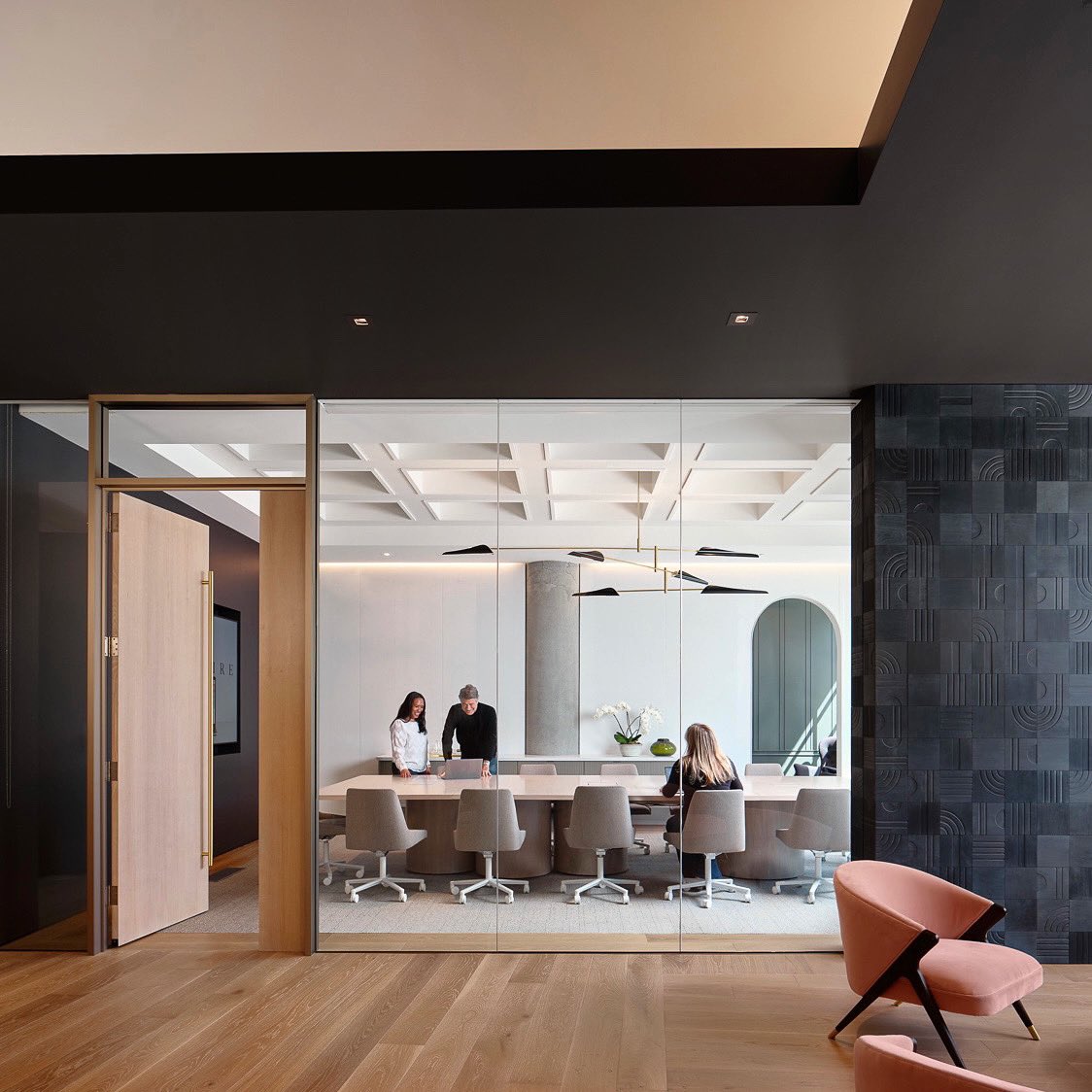 FM_ARCH's tweet photo. Flow and function captured in a space that radiates expression and expansion. #unexpectedbydesign #sfdesign #officespaces #sfdesigncommunity #interiorofficedesign https://t.co/o0ldZ7sYOA