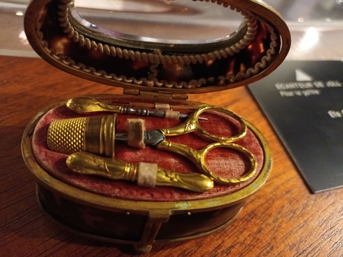 PRUVOSTFrdric2's tweet photo. Le musée de la coutellerie de Nogent a fermé ses portes mais l'équipe s'active autour des collections!
On manipule délicatement les nécessaires de coutures du XIXe s, merveilles de raffinement en nacre et écaille de tortue, sertis ds des montures en bronze doré. Un enchantement! https://t.co/WUE2W6U5oD