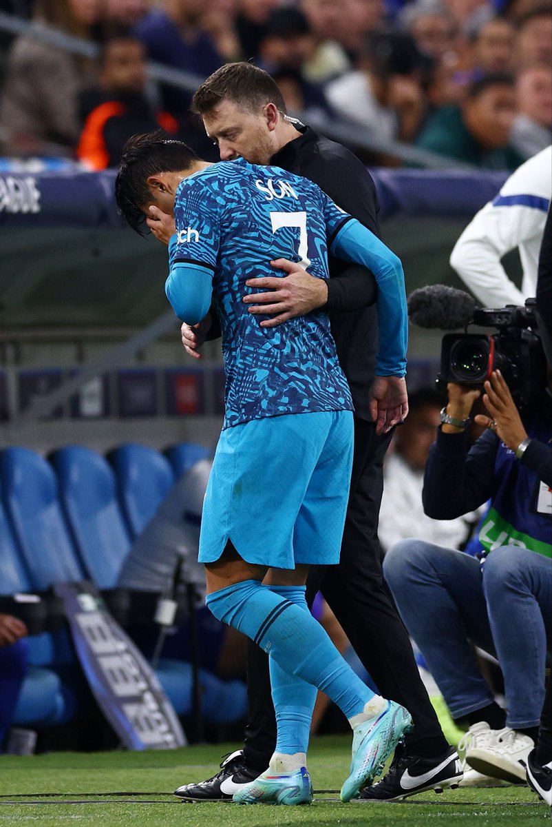 Spurs_PT's tweet photo. Podemos confirmar que Heung-Min Son passará por uma cirurgia para estabilizar uma fratura ao redor do olho esquerdo.

Desejamos-lhe a melhor recuperação possível, Sonny 💙 https://t.co/eQk13TJTH0