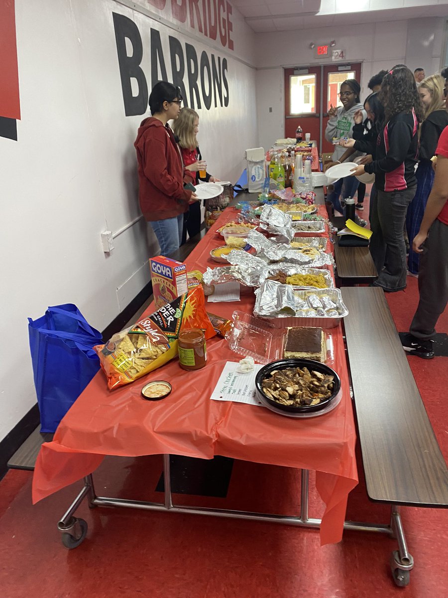 Amazing turnout for our Día de los Muertos cultural celebration <a href="/WHSBarronPride/">Woodbridge Barrons 🇺🇸</a> #DiaDeLosMuertos