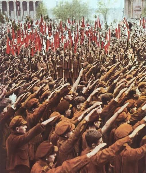 jnascim's tweet photo. CANTANDO O               CANTANDO O
HINO EM                         HINO EM
BERLIM                          STA CATARINA 
(1933)                              (2022) https://t.co/FR9Uchxqvd