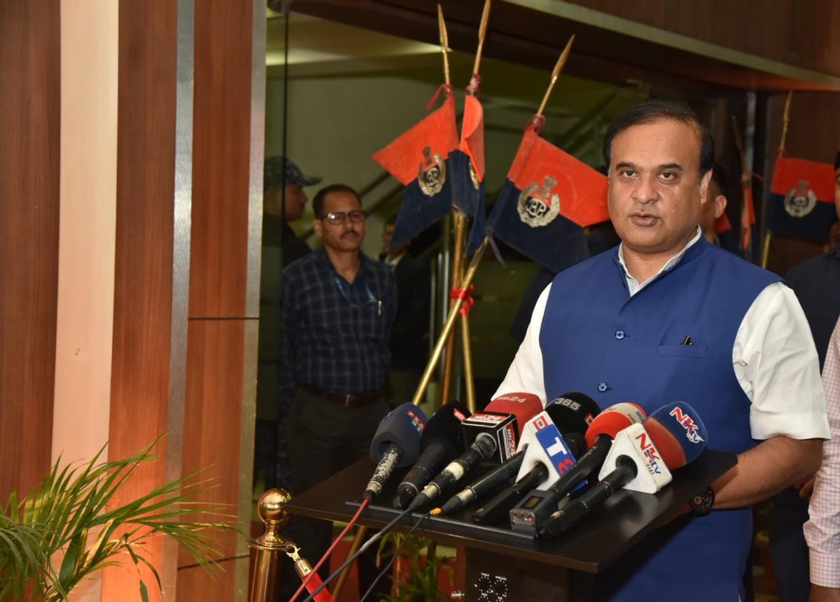 himantabiswa's tweet photo. Our meeting took up matters related to 400th birth anniversary celebration of Lachit Barphukan, Mission Basundhara 2.0, etc.

With the SPs, we discussed district-wise achievements in our war on drugs, crime reduction, better use of technology, police modernisation measures, etc. https://t.co/Y0brq4H8vx