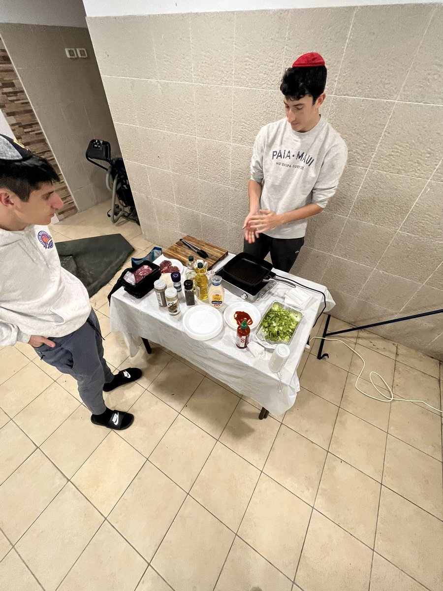 MrSinny's tweet photo. Shouts to 3 star Michelin chef Po for providing the concessions for tonight’s prime time leagues game. #actsofchesed #ironchef #rob https://t.co/v5SY7pcoM0