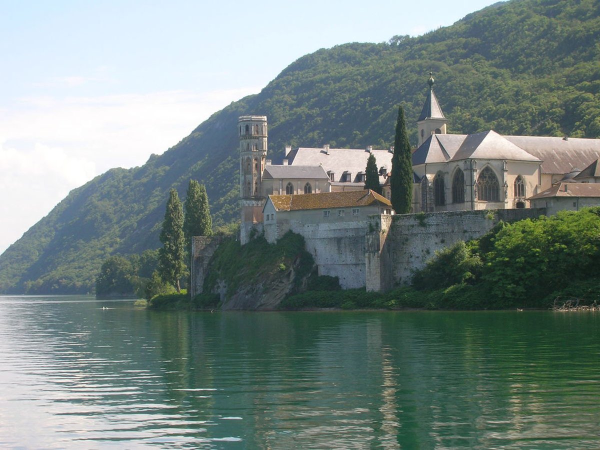 7559pr's tweet photo. @DoigeMichele À mon époque c'était un monastère bénédictin. L’ambiance était très différente. Les jeunes gens du #CheminNeuf qui vivent aujourd'hui à l'#abbaye sont très aimables et accueillants. #Hautecombe #Bénédictin #Moines #Savoie #Lac #Bouget https://t.co/YJxxv2rq4I