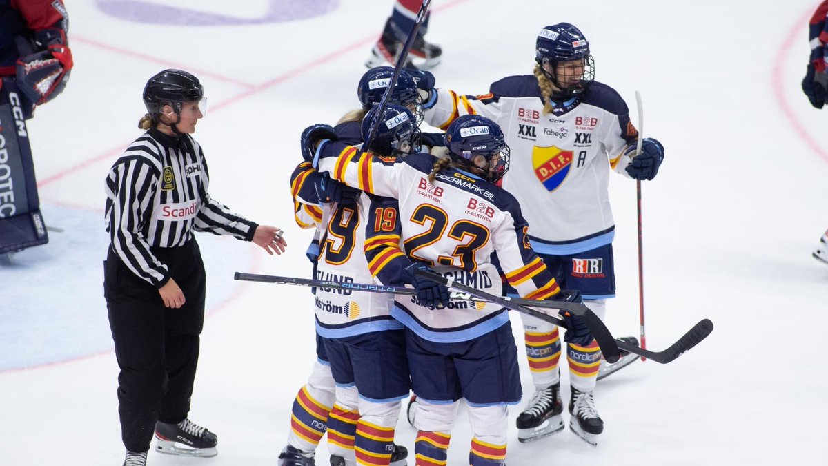 SDHLse's tweet photo. .@DIFHockeyse tog fjärde raka segern när @LHChockey besegrades med 3-2. Josefine Holmgren noterades för ett mål och en målgivande passning, när en ny trepoängare bärgades.
https://t.co/MvoOe5r6v6
#LHCDIF #SDHL #twittpuck #ishockey #svsdhl https://t.co/BCQk5Ekj7z