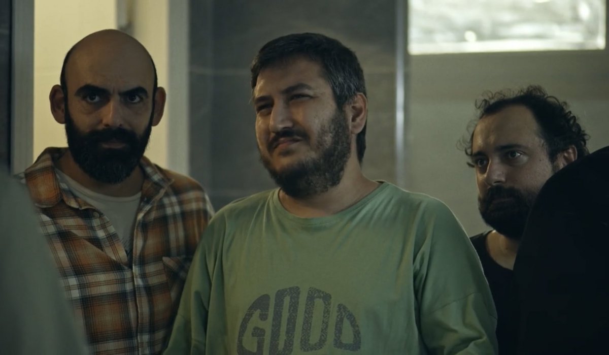 “Abi o sadece çok iyi bakılmış bir deli yani.. bizlerse sürekli horlanan, ötelenen akıllılarız..”