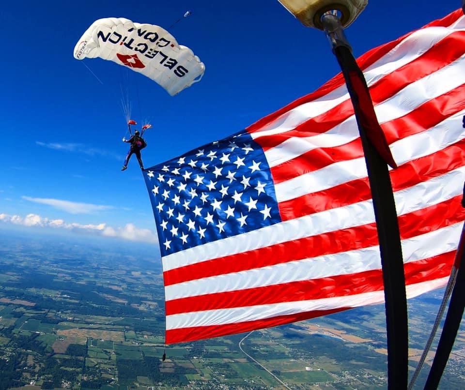 curt_vogelsang's tweet image. Happy birthday Forman! Looking forward to flying again soon. #skydiving #teamfastrax #flagjump #usa