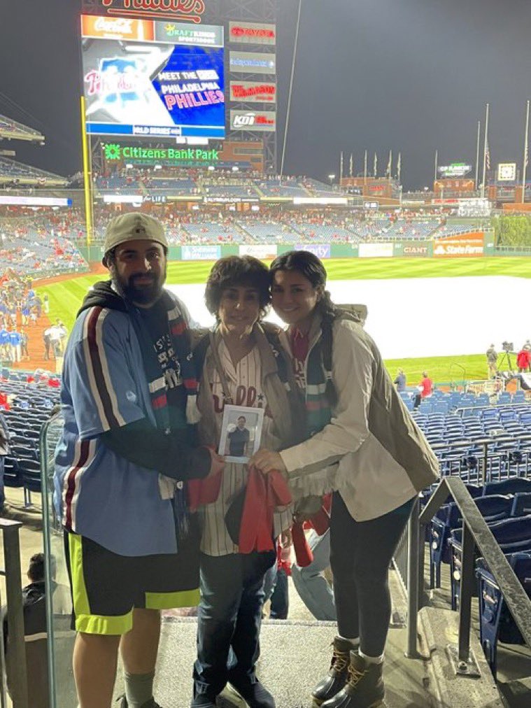 stoolpresidente's tweet photo. This is so cool.  No way Phillies were losing. https://t.co/cSrcCgNkZ3
