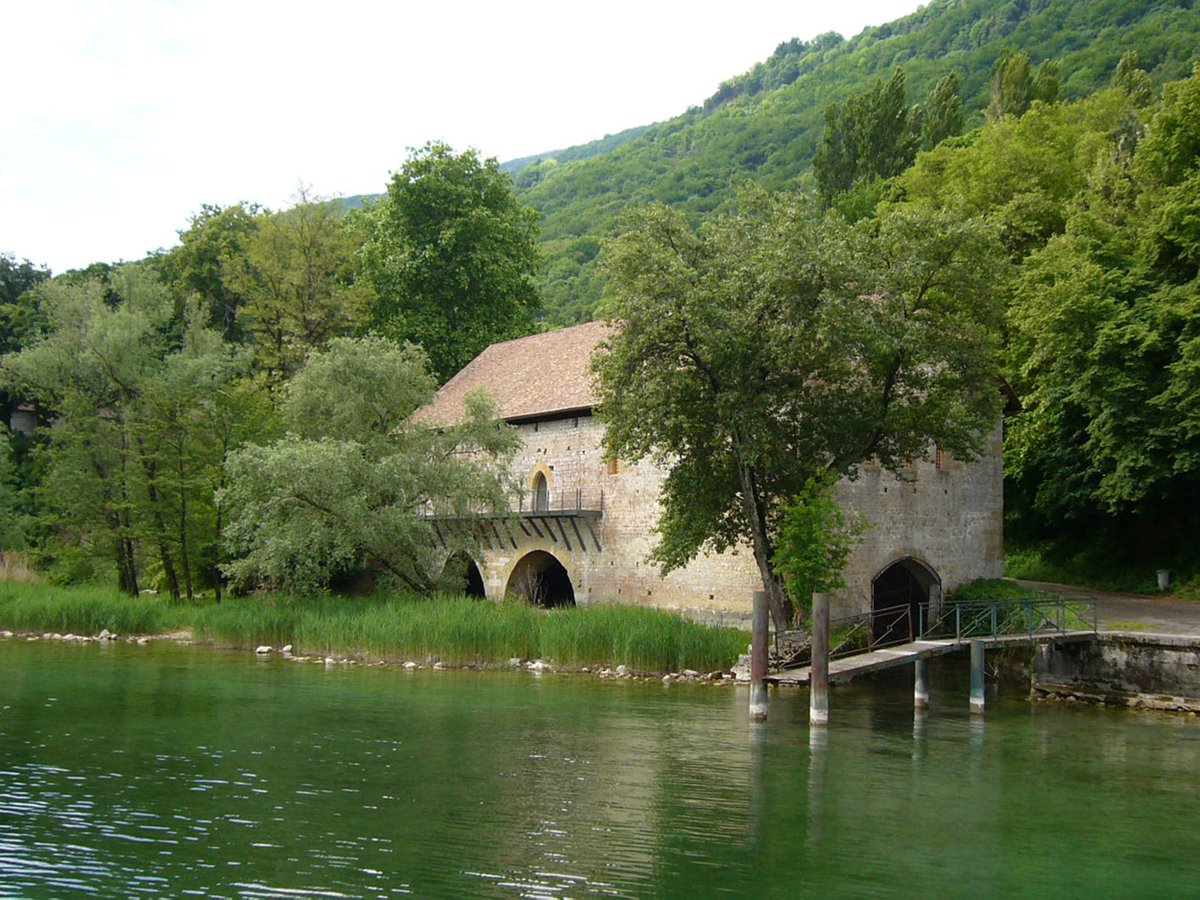 7559pr's tweet photo. @DoigeMichele À mon époque c'était un monastère bénédictin. L’ambiance était très différente. Les jeunes gens du #CheminNeuf qui vivent aujourd'hui à l'#abbaye sont très aimables et accueillants. #Hautecombe #Bénédictin #Moines #Savoie #Lac #Bouget https://t.co/YJxxv2rq4I