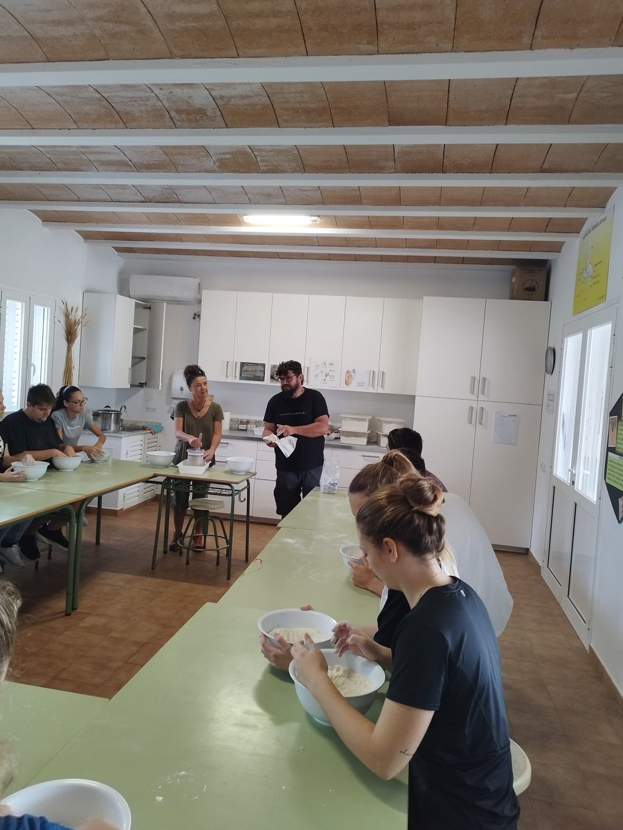Eiviciencia's tweet photo. Mestres de mestres!! Quin gran aprenentatge ens enduim des dia d,avui al #campdaprenentatgesacala amb els alumnes de @UIBuniversitat
de #DidacticaCiencies #22123 
Gracis a nes dos @cangarrovers
Salut i ciència 

https://t.co/KQnqtaBUpe https://t.co/anTiUYjb7T