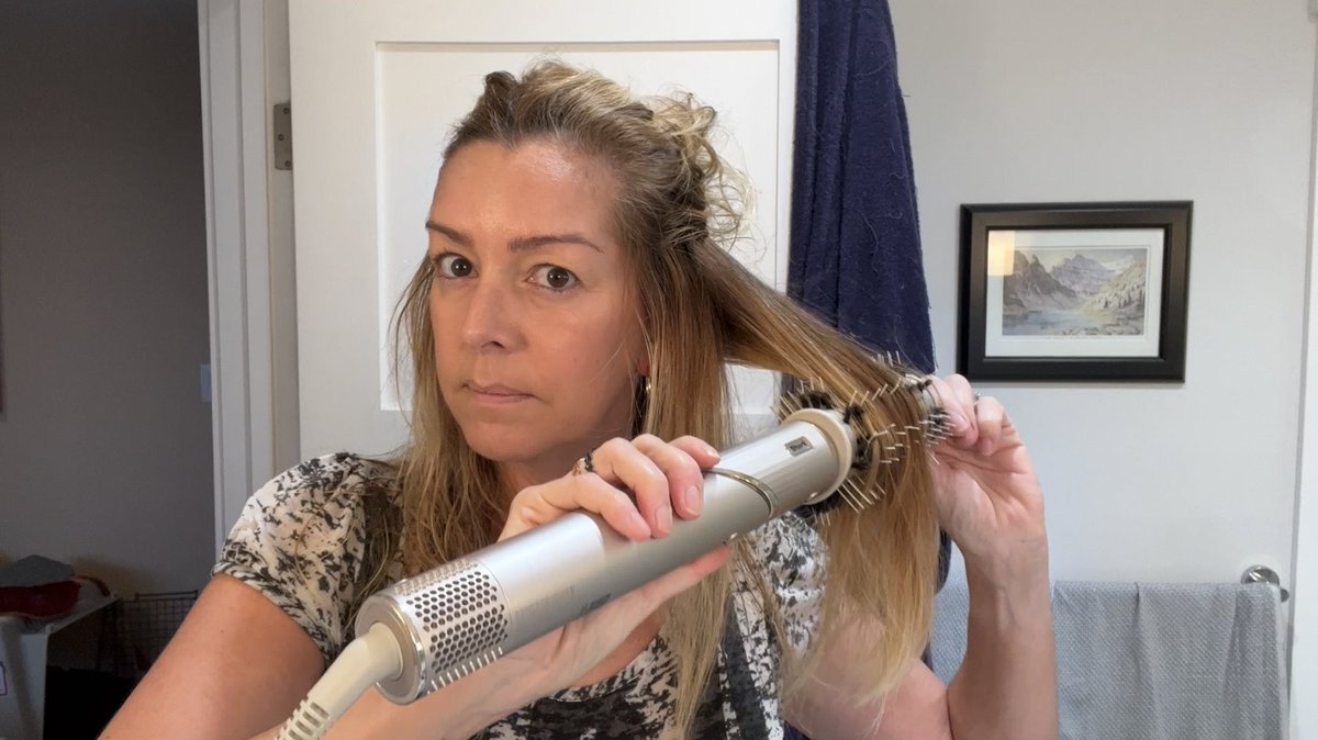 tvchick1313's tweet image. All-in-one hair dryer-stylers are popular, but can a Jack-of-all-trades device really be everything you need it to to be? See my @SharkHomeUS #FlexStyle #Review: bit.ly/3NtsUpu