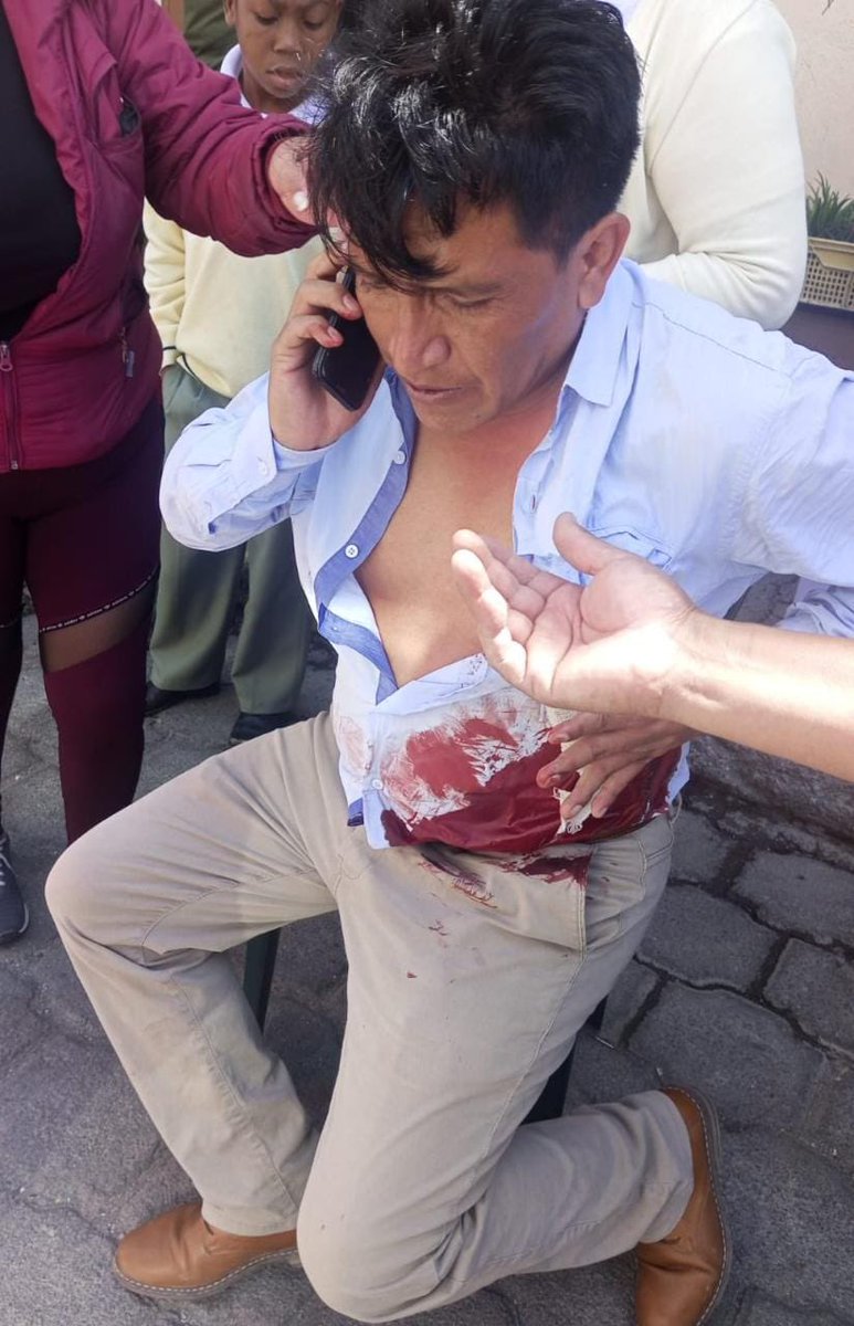 radio_pichincha's tweet photo. 🔴#ATENCIÓN | En #Quito, un hombre fue apuñalado la tarde de ayer, en el sector de las 4 Esquinas, en La Planada. El ciudadano salía de una cooperativa de ahorros y fue interceptado por un hombre armado. Pese a estar herido, la víctima logró atrapar al delincuente. https://t.co/yYiT738xWp