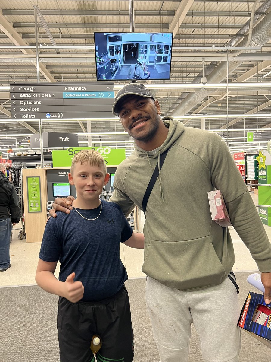 HayleyMower's tweet photo. When your doing a bit of shopping and you bump into these big fellas 💪🏻 #myboy #happy #smilingagain 🥰 #rugbyislife @stevem6858  @Fiji_RL  @fijirugbyleague https://t.co/aY3fvzGCOX