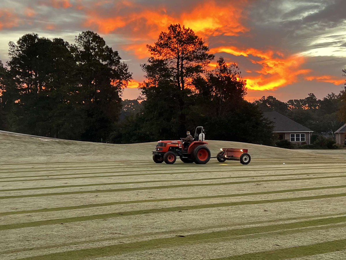 Juanitavrgs1's tweet photo. Check out this glorious sunrise!! #tistheseason #seedingtime https://t.co/EBzprIdXGo